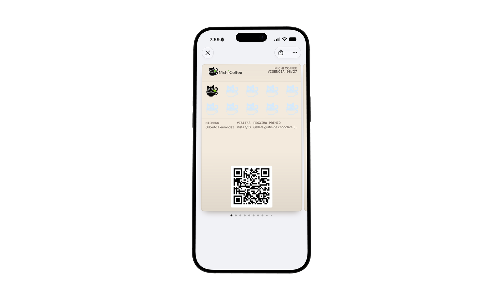 Cliente mostrando su tarjeta de lealtad digital en una cafetería