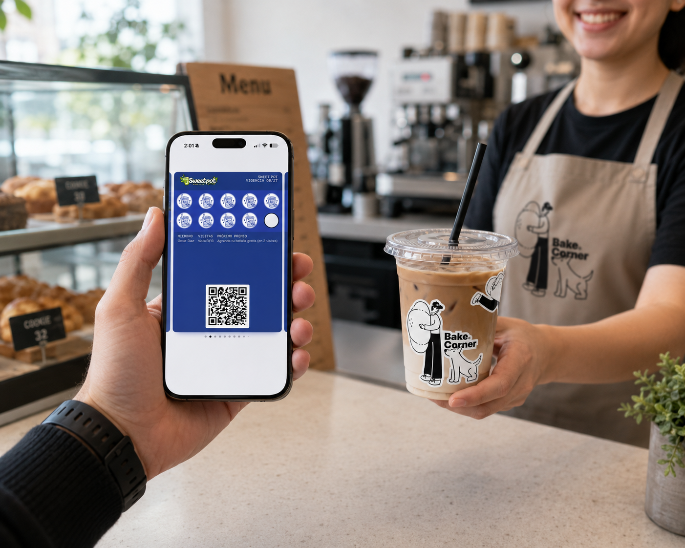 Cliente mostrando su tarjeta de lealtad digital en una cafetería